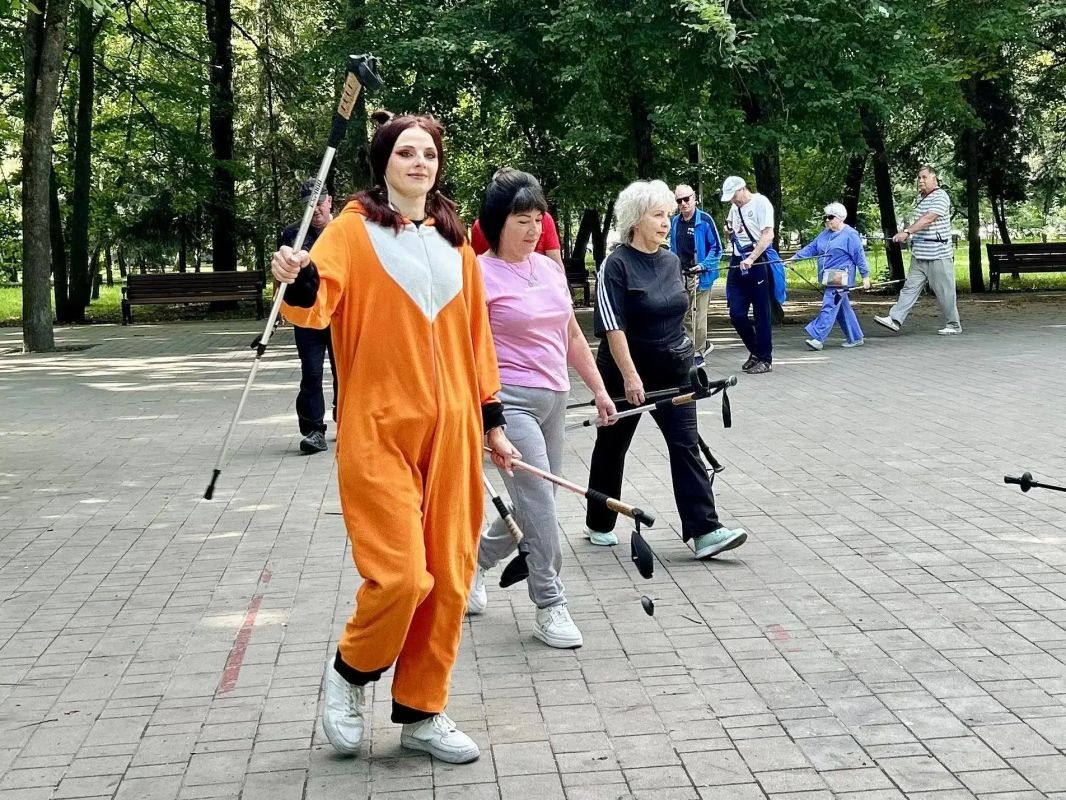 Стартовали бесплатные занятия по скандинавской ходьбе Стартовали бесплатные занятия по скандинавской ходьбе