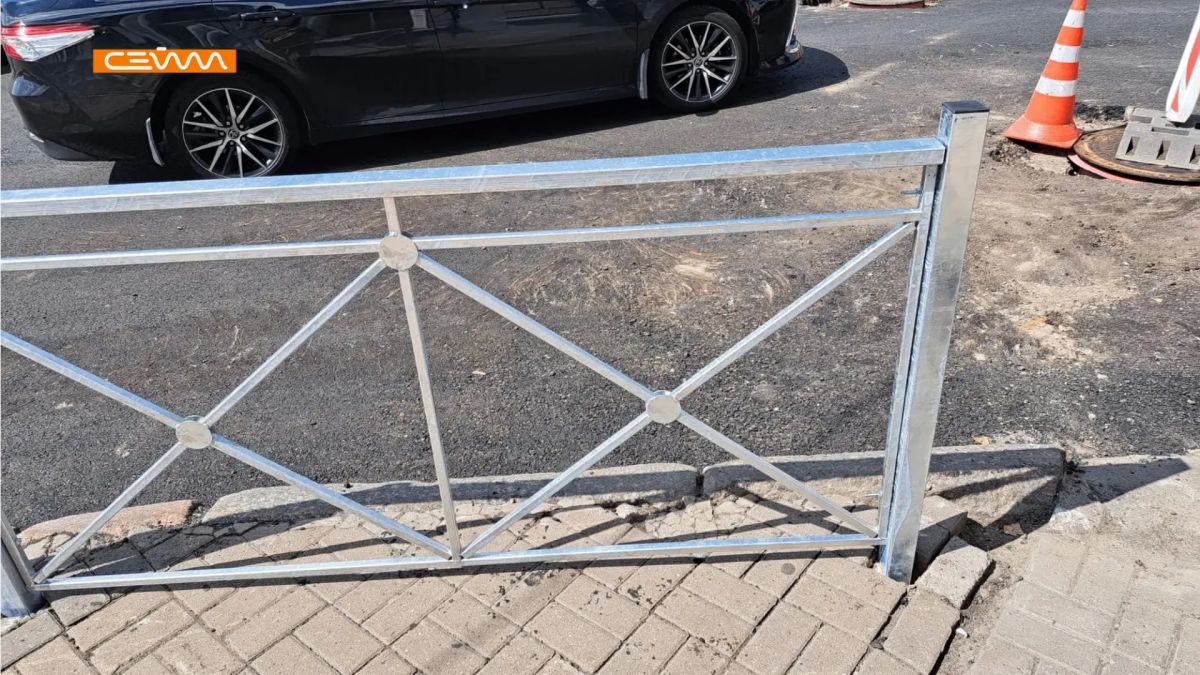 На улице Ленина в Курске устанавливают металлические ограждения На улице Ленина в Курске устанавливают металлические ограждения