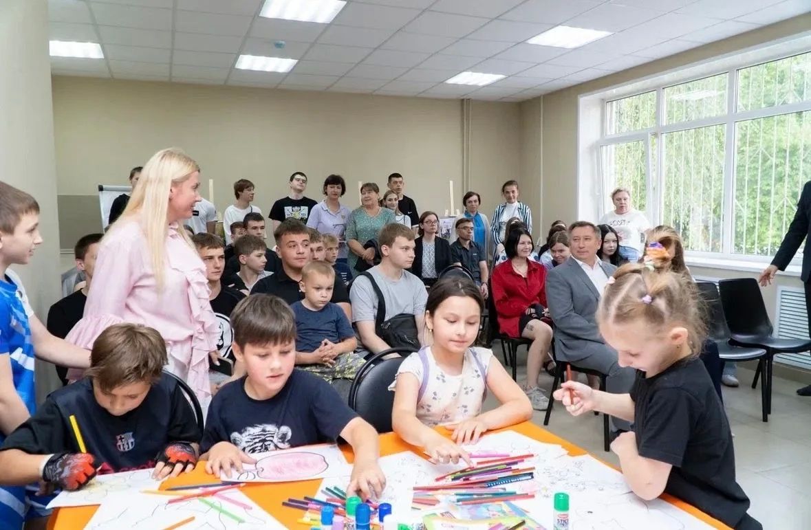 Заместитель губернатора - руководитель Представительства Курской области при Правительстве Российской Федерации Галина Авдонина передала подарки детям, проживающим в пункте временного размещения на территории Курского... Заместитель губернатора - руководитель Представительства Курской области при Правительстве Российской Федерации Галина Авдонина передала подарки детям, проживающим в пункте временного размещения на территории Курского...