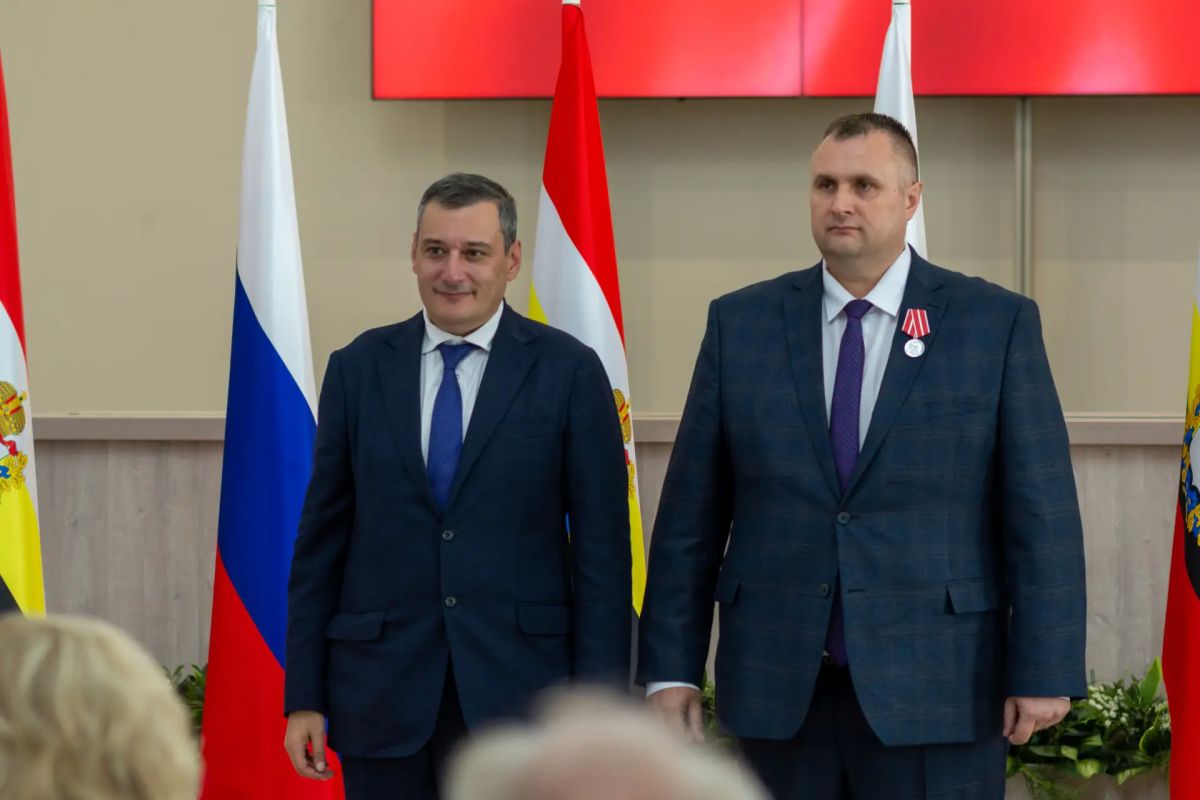 Губернатор Курской области Александр Хинштейн сегодня в Доме советов вручил государственные и региональные награды Губернатор Курской области Александр Хинштейн сегодня в Доме советов вручил государственные и региональные награды