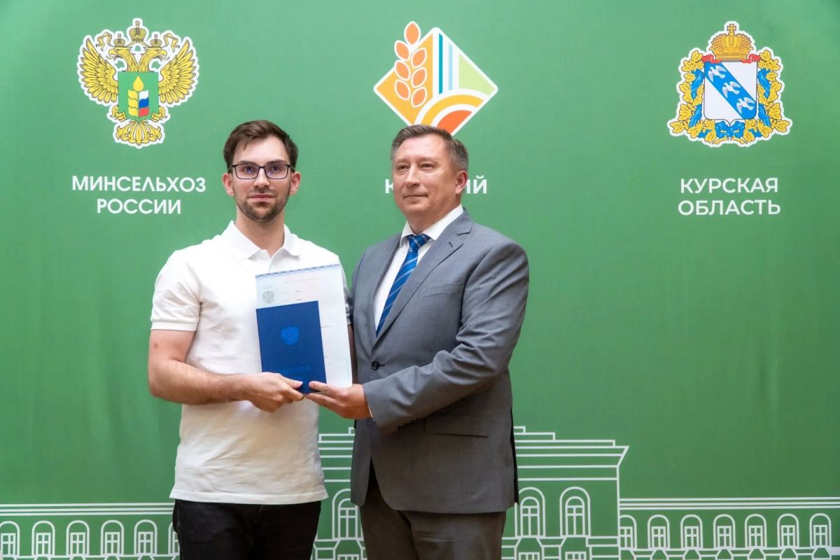 Первый заместитель губернатора – председатель Правительства Курской области Александр Чепик принял участие в торжественной церемонии вручения дипломов выпускникам экономического факультета Курского государственного аграрного... Первый заместитель губернатора – председатель Правительства Курской области Александр Чепик принял участие в торжественной церемонии вручения дипломов выпускникам экономического факультета Курского государственного аграрного...