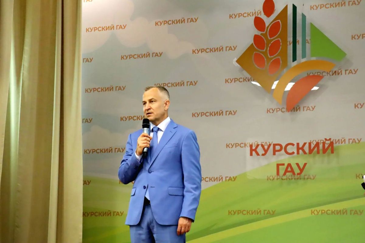 Первый заместитель губернатора – председатель Правительства Курской области Александр Чепик принял участие в торжественной церемонии вручения дипломов выпускникам экономического факультета Курского государственного аграрного... Первый заместитель губернатора – председатель Правительства Курской области Александр Чепик принял участие в торжественной церемонии вручения дипломов выпускникам экономического факультета Курского государственного аграрного...