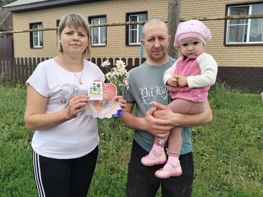 РОМАШКОВОЕ НАСТРОЕНИЕ. В День семьи, любви и верности сотрудники Верхнехотемльского СДК подарили жителям д. Миролюбово настоящий праздник добра и тепла, проведя акцию «Ромашковое настроение»
