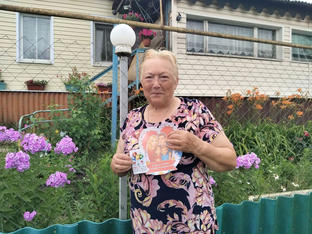 РОМАШКОВОЕ НАСТРОЕНИЕ. В День семьи, любви и верности сотрудники Верхнехотемльского СДК подарили жителям д. Миролюбово настоящий праздник добра и тепла, проведя акцию «Ромашковое настроение» РОМАШКОВОЕ НАСТРОЕНИЕ. В День семьи, любви и верности сотрудники Верхнехотемльского СДК подарили жителям д. Миролюбово настоящий праздник добра и тепла, проведя акцию «Ромашковое настроение»