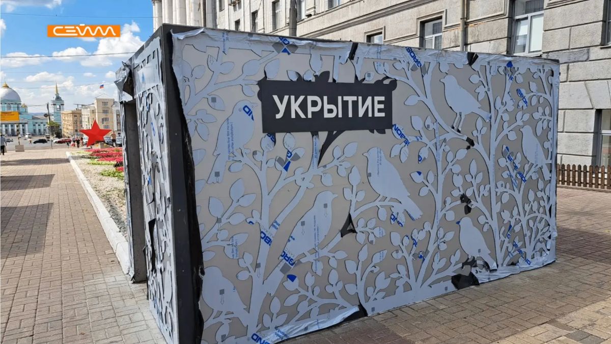 На улице Ленина в Курске устанавливают металлические ограждения На улице Ленина в Курске устанавливают металлические ограждения