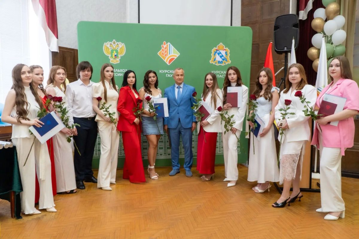 Первый заместитель губернатора – председатель Правительства Курской области Александр Чепик принял участие в торжественной церемонии вручения дипломов выпускникам экономического факультета Курского государственного аграрного... Первый заместитель губернатора – председатель Правительства Курской области Александр Чепик принял участие в торжественной церемонии вручения дипломов выпускникам экономического факультета Курского государственного аграрного...