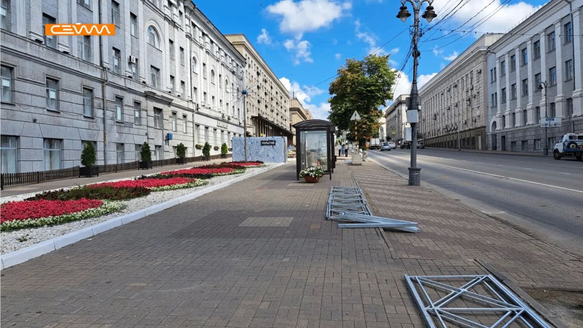 На улице Ленина в Курске устанавливают металлические ограждения На улице Ленина в Курске устанавливают металлические ограждения