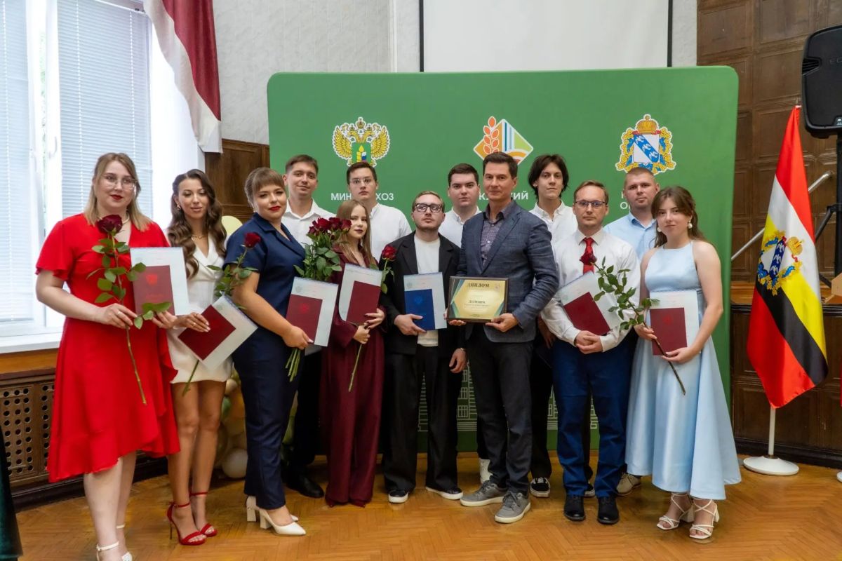 Первый заместитель губернатора – председатель Правительства Курской области Александр Чепик принял участие в торжественной церемонии вручения дипломов выпускникам экономического факультета Курского государственного аграрного... Первый заместитель губернатора – председатель Правительства Курской области Александр Чепик принял участие в торжественной церемонии вручения дипломов выпускникам экономического факультета Курского государственного аграрного...
