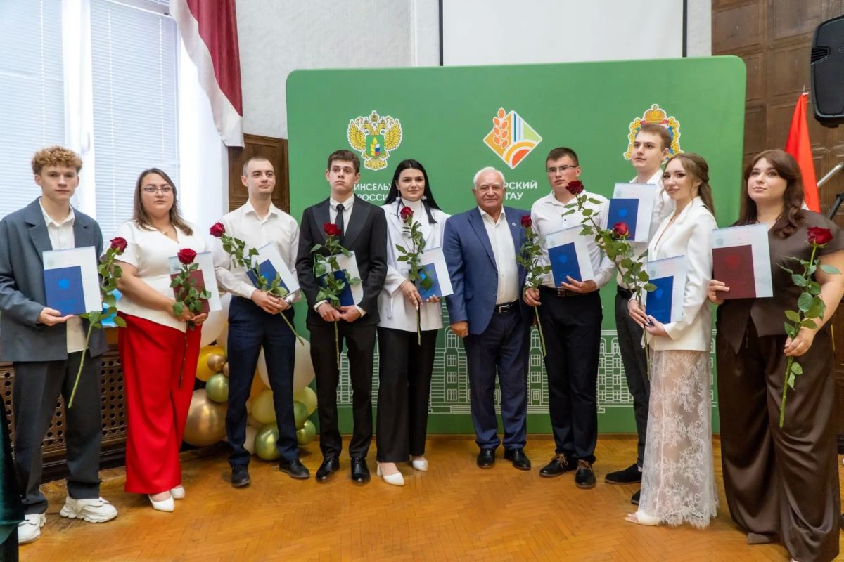 Первый заместитель губернатора – председатель Правительства Курской области Александр Чепик принял участие в торжественной церемонии вручения дипломов выпускникам экономического факультета Курского государственного аграрного... Первый заместитель губернатора – председатель Правительства Курской области Александр Чепик принял участие в торжественной церемонии вручения дипломов выпускникам экономического факультета Курского государственного аграрного...
