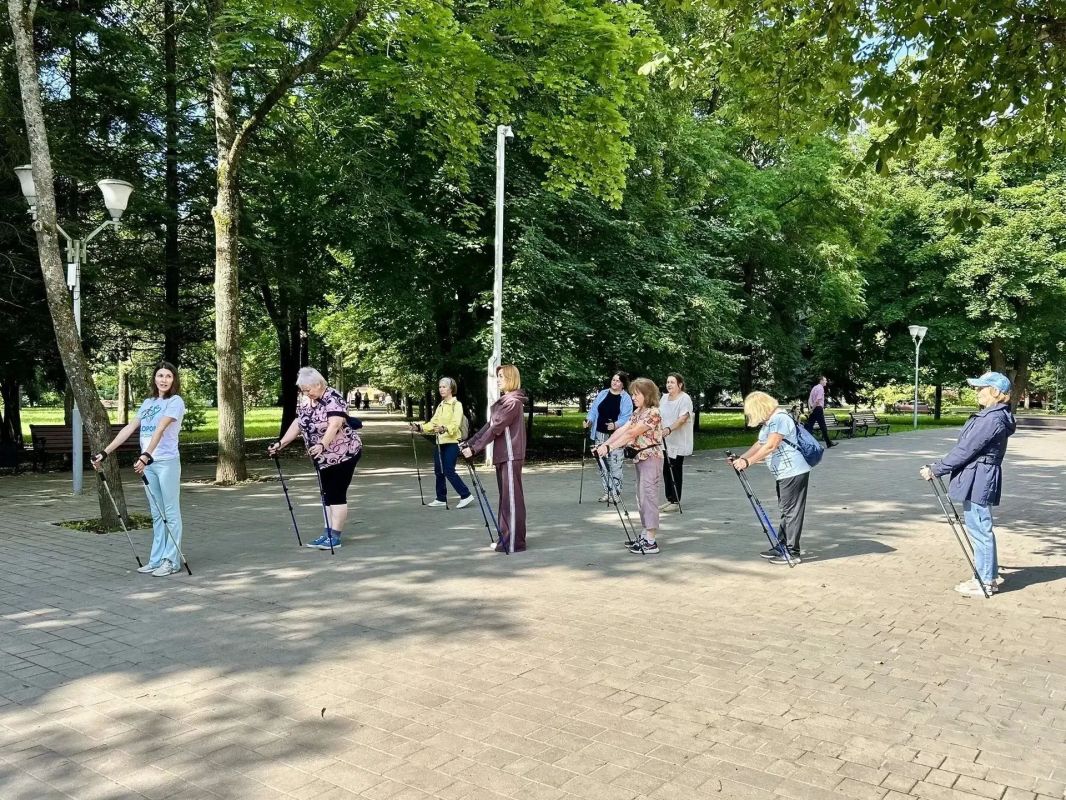 Стартовали бесплатные занятия по скандинавской ходьбе Стартовали бесплатные занятия по скандинавской ходьбе
