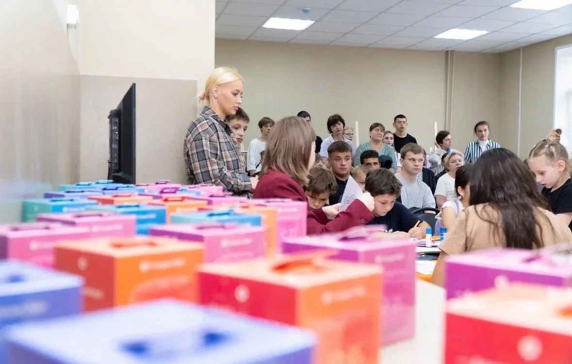 Заместитель губернатора - руководитель Представительства Курской области при Правительстве Российской Федерации Галина Авдонина передала подарки детям, проживающим в пункте временного размещения на территории Курского...