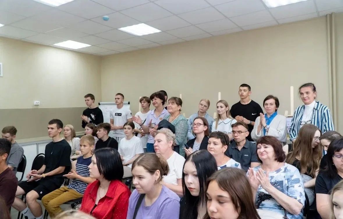 Заместитель губернатора - руководитель Представительства Курской области при Правительстве Российской Федерации Галина Авдонина передала подарки детям, проживающим в пункте временного размещения на территории Курского... Заместитель губернатора - руководитель Представительства Курской области при Правительстве Российской Федерации Галина Авдонина передала подарки детям, проживающим в пункте временного размещения на территории Курского...