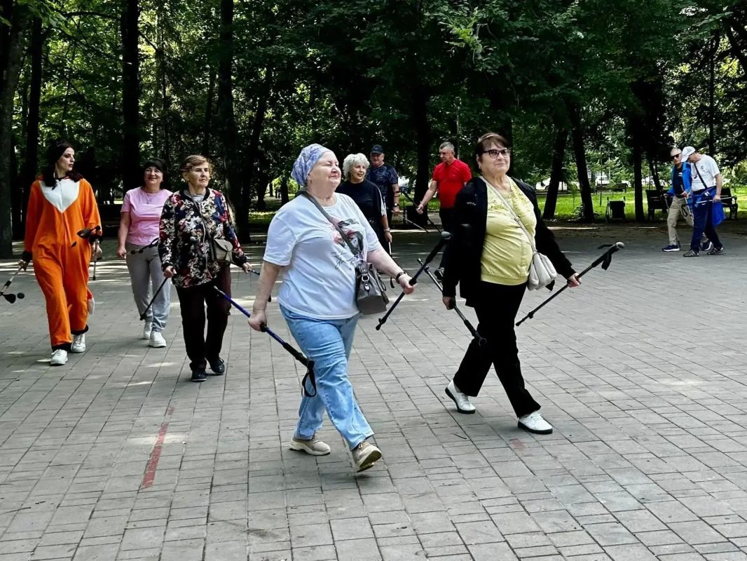 Стартовали бесплатные занятия по скандинавской ходьбе Стартовали бесплатные занятия по скандинавской ходьбе