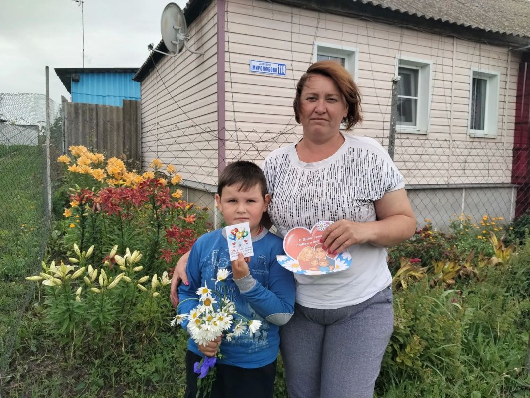 РОМАШКОВОЕ НАСТРОЕНИЕ. В День семьи, любви и верности сотрудники Верхнехотемльского СДК подарили жителям д. Миролюбово настоящий праздник добра и тепла, проведя акцию «Ромашковое настроение» РОМАШКОВОЕ НАСТРОЕНИЕ. В День семьи, любви и верности сотрудники Верхнехотемльского СДК подарили жителям д. Миролюбово настоящий праздник добра и тепла, проведя акцию «Ромашковое настроение»