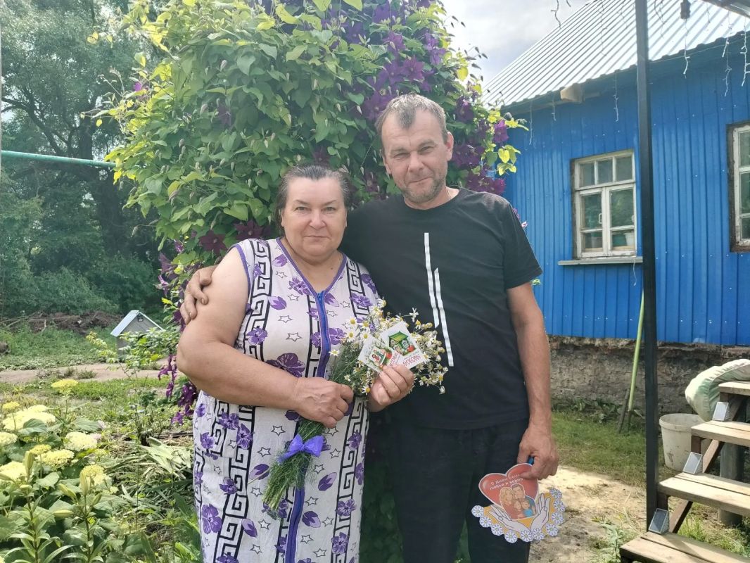 РОМАШКОВОЕ НАСТРОЕНИЕ. В День семьи, любви и верности сотрудники Верхнехотемльского СДК подарили жителям д. Миролюбово настоящий праздник добра и тепла, проведя акцию «Ромашковое настроение» РОМАШКОВОЕ НАСТРОЕНИЕ. В День семьи, любви и верности сотрудники Верхнехотемльского СДК подарили жителям д. Миролюбово настоящий праздник добра и тепла, проведя акцию «Ромашковое настроение»