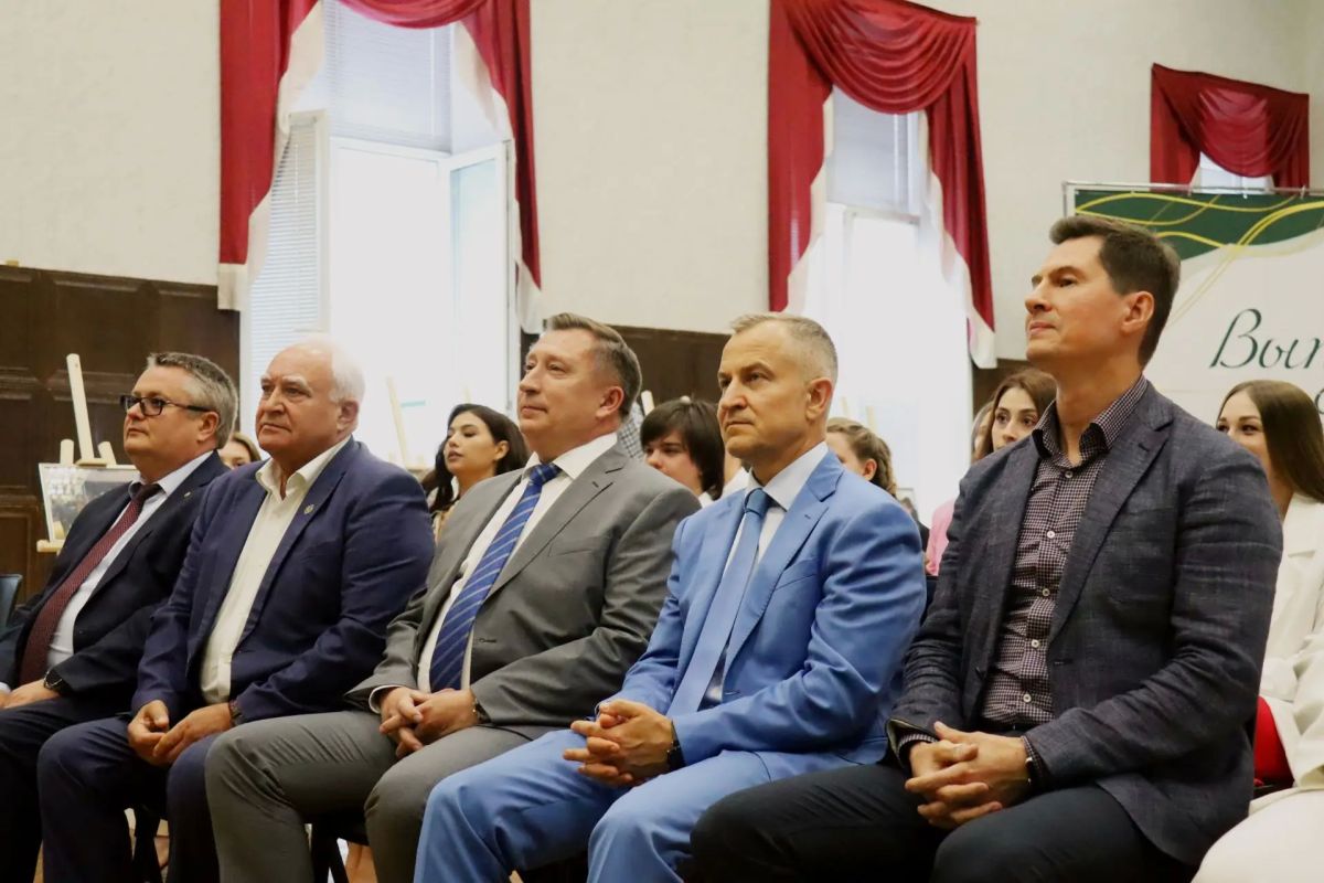 Первый заместитель губернатора – председатель Правительства Курской области Александр Чепик принял участие в торжественной церемонии вручения дипломов выпускникам экономического факультета Курского государственного аграрного... Первый заместитель губернатора – председатель Правительства Курской области Александр Чепик принял участие в торжественной церемонии вручения дипломов выпускникам экономического факультета Курского государственного аграрного...