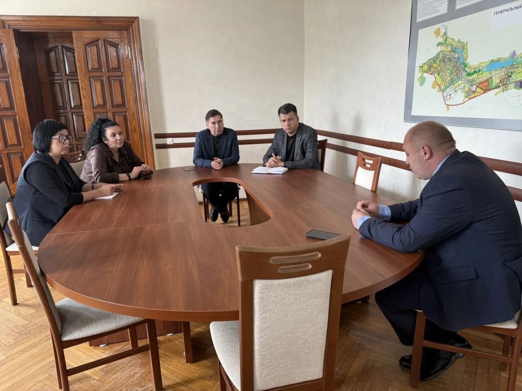 Представители Министерства экономического развития, занятости населения и туризма Курской области, Госкорпорации «Росатом» и глава г. Щигры Виталий Кочергин провели рабочую встречу по вопросам реализации проекта «Эффективный...