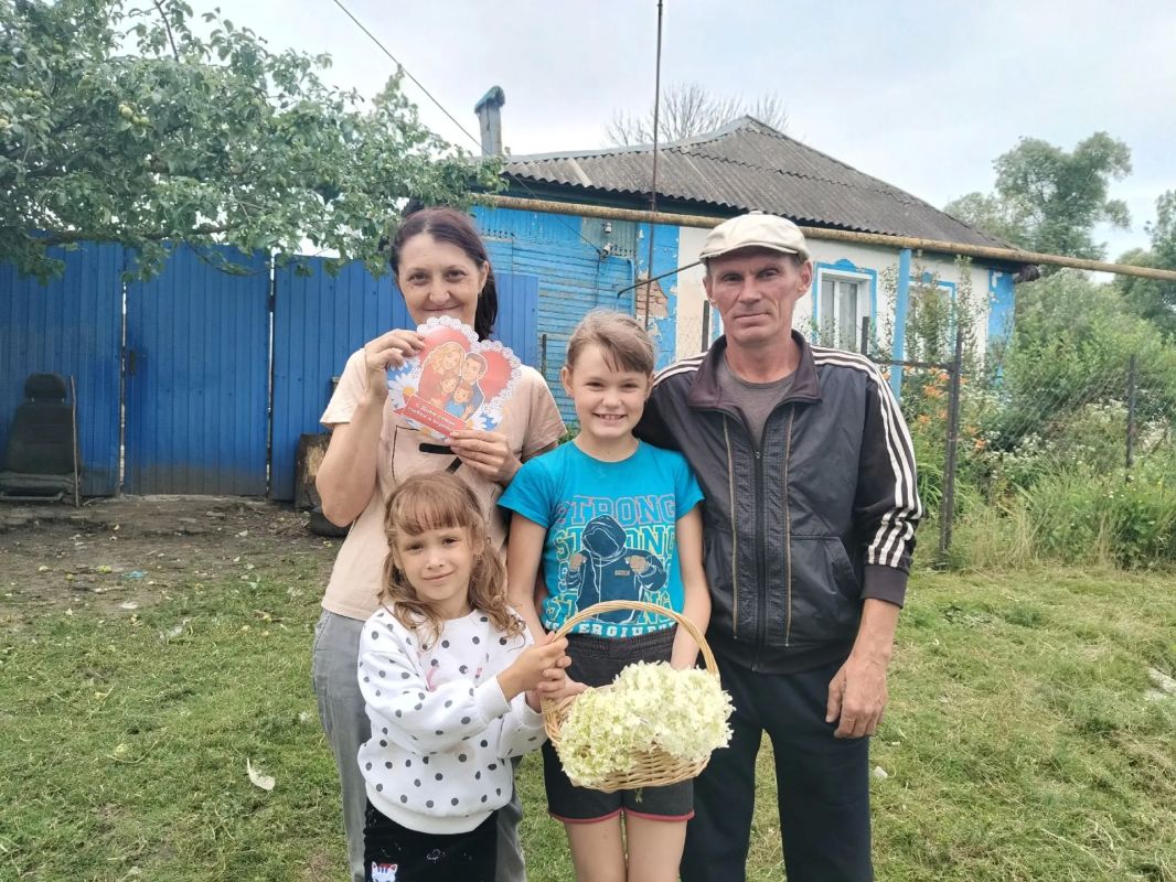РОМАШКОВОЕ НАСТРОЕНИЕ. В День семьи, любви и верности сотрудники Верхнехотемльского СДК подарили жителям д. Миролюбово настоящий праздник добра и тепла, проведя акцию «Ромашковое настроение» РОМАШКОВОЕ НАСТРОЕНИЕ. В День семьи, любви и верности сотрудники Верхнехотемльского СДК подарили жителям д. Миролюбово настоящий праздник добра и тепла, проведя акцию «Ромашковое настроение»