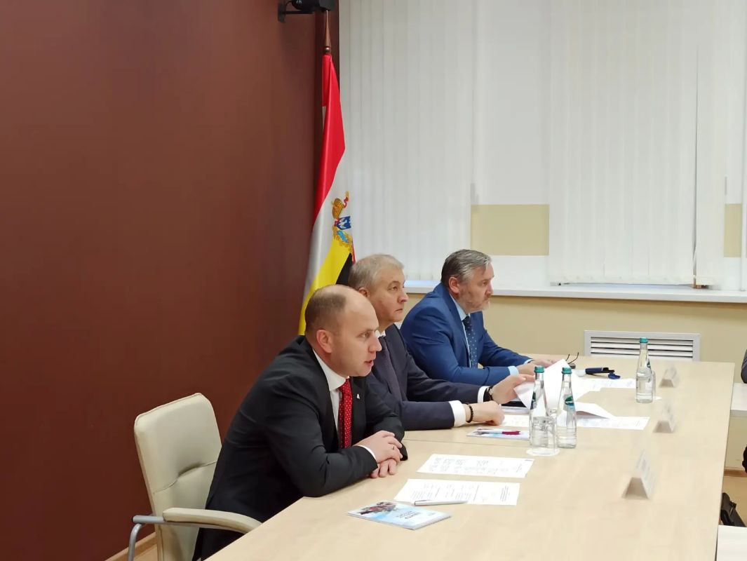 В рамках визита в Курскую область статс-секретаря – заместителя министра промышленности и торговли РФ Романа Чекушева в Центре «Мой бизнес» состоялось заседание Клуба экспортеров с участием заместителя Губернатора Курской... В рамках визита в Курскую область статс-секретаря – заместителя министра промышленности и торговли РФ Романа Чекушева в Центре «Мой бизнес» состоялось заседание Клуба экспортеров с участием заместителя Губернатора Курской...