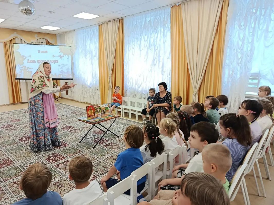 Сотрудники библиотеки нового поколения им. Е.И. Носова организовали фольклорное мероприятие «В хороводе народных традиций» для воспитанников детского сада № 9 Курска Сотрудники библиотеки нового поколения им. Е.И. Носова организовали фольклорное мероприятие «В хороводе народных традиций» для воспитанников детского сада № 9 Курска