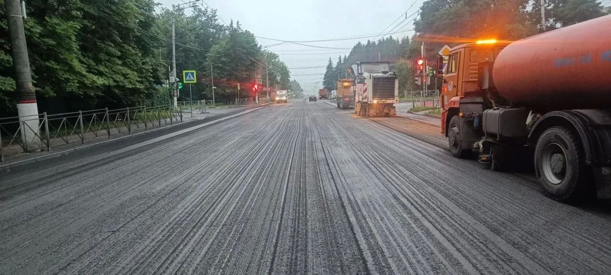 В Курске на Красной площади меняют ливнеприемные решетки и люки В Курске на Красной площади меняют ливнеприемные решетки и люки