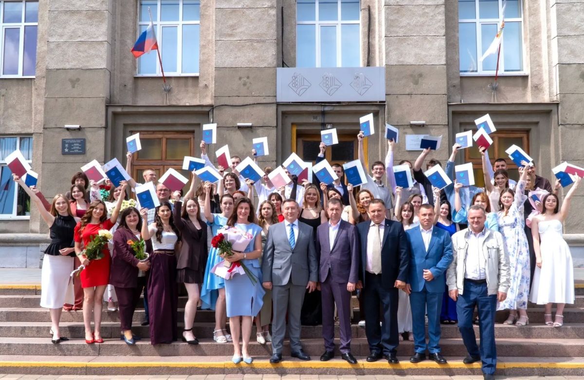В Курском ГАУ прошла торжественная церемония вручения дипломов! Среди выпускников — ребята с факультета ветеринарной медицины: будущие ветеринарные врачи и ветеринарносанитарные эксперты