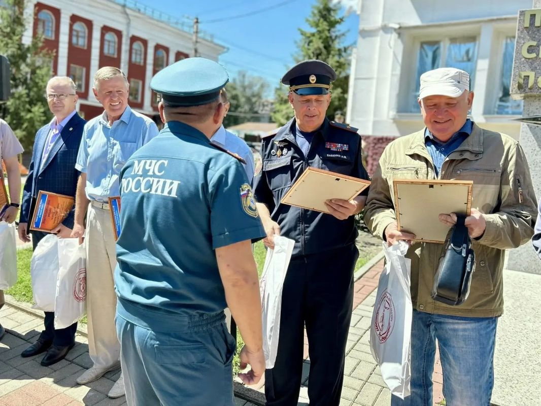 Курские пожарные получили награды и новые машины в честь 99-летия ГПН Курские пожарные получили награды и новые машины в честь 99-летия ГПН