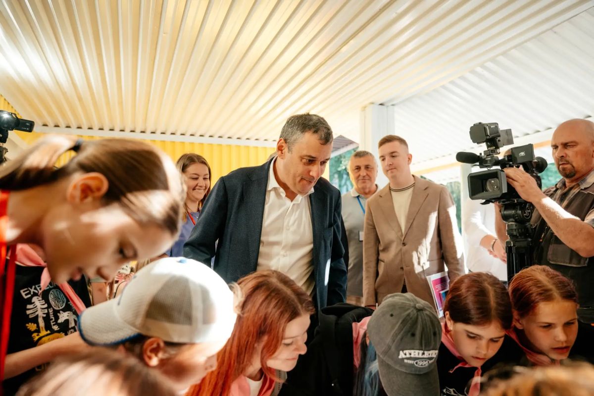 Лагерь «Олимпиец» в Железногорском районе, накануне посетили губернатор Курской области Александр Хинштейн, его заместитель Евгений Лобов и председатель комитета молодежной политики Максим Щедрин Лагерь «Олимпиец» в Железногорском районе, накануне посетили губернатор Курской области Александр Хинштейн, его заместитель Евгений Лобов и председатель комитета молодежной политики Максим Щедрин