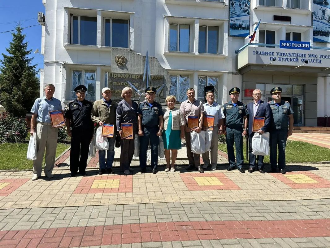 Курские пожарные получили награды и новые машины в честь 99-летия ГПН Курские пожарные получили награды и новые машины в честь 99-летия ГПН