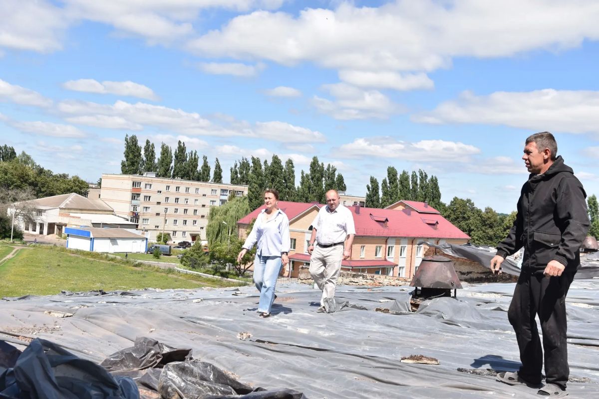 Сегодня глава города Виталий Кочергин вместе со своим заместителем Любовью Луневой проверили, как идёт ход работ на социальных объектах, которые капитально ремонтируются в рамках национальных проектов Сегодня глава города Виталий Кочергин вместе со своим заместителем Любовью Луневой проверили, как идёт ход работ на социальных объектах, которые капитально ремонтируются в рамках национальных проектов