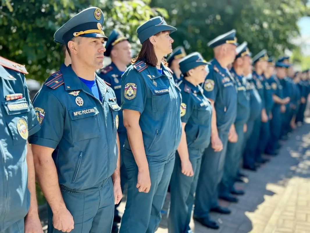 Курские пожарные получили награды и новые машины в честь 99-летия ГПН Курские пожарные получили награды и новые машины в честь 99-летия ГПН