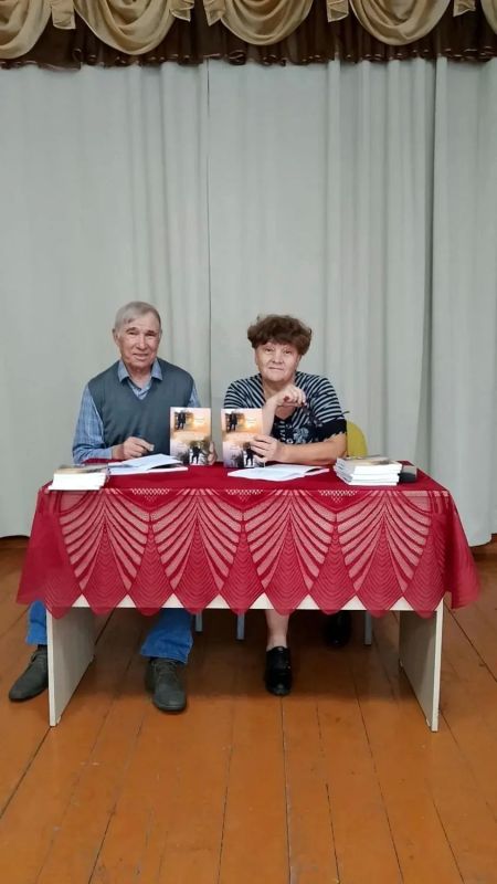 В Алисовском клубе состоялась встреча, посвящённая выходу новой книги стихов, созданной двумя местными поэтами — Николаем Гусевым и Ниной Котовой
