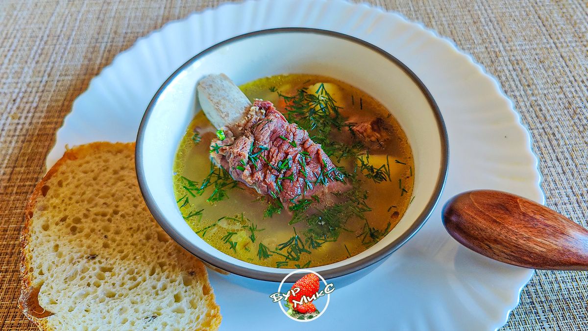 Ароматный рассольник с перловкой и копчёными рёбрами: согревающее блюдо для всей семьи