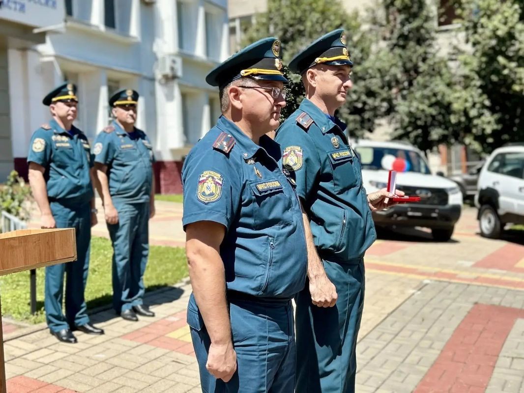 Курские пожарные получили награды и новые машины в честь 99-летия ГПН Курские пожарные получили награды и новые машины в честь 99-летия ГПН