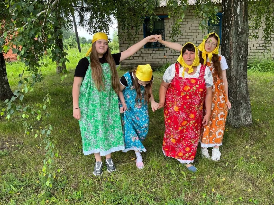В Молотычевском сельском доме культуры с большим размахом и душевным теплом прошёл Единый день фольклора! Этот праздник напомнил нам о том, насколько богата и многогранна культура нашего народа В Молотычевском сельском доме культуры с большим размахом и душевным теплом прошёл Единый день фольклора! Этот праздник напомнил нам о том, насколько богата и многогранна культура нашего народа
