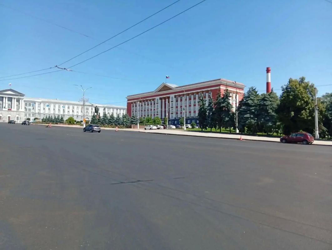 В Курске на Красной площади меняют ливнеприемные решетки и люки В Курске на Красной площади меняют ливнеприемные решетки и люки