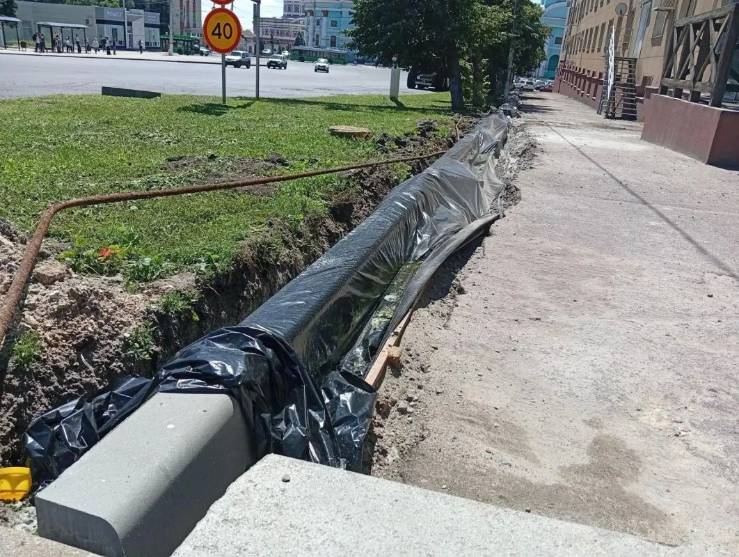 В Курске на Красной площади меняют ливнеприемные решетки и люки В Курске на Красной площади меняют ливнеприемные решетки и люки