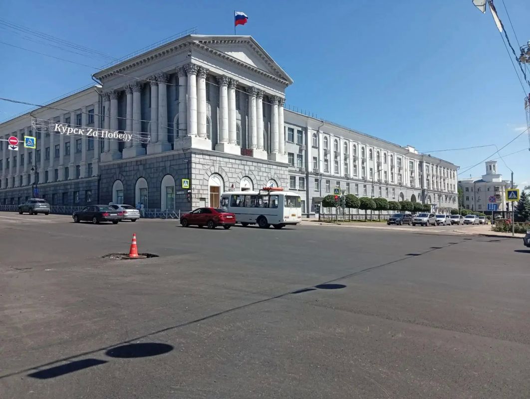 В областном центре продолжается ремонт автомобильных дорог на Красной площади и участке ул. Кавказская – ул. Пучковка. О промежуточных результатах работ рассказали в комитете ЖКХ города Курска