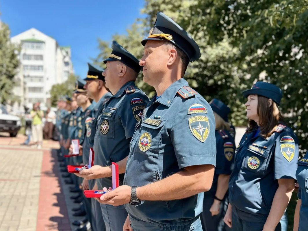 Курские пожарные получили награды и новые машины в честь 99-летия ГПН Курские пожарные получили награды и новые машины в честь 99-летия ГПН