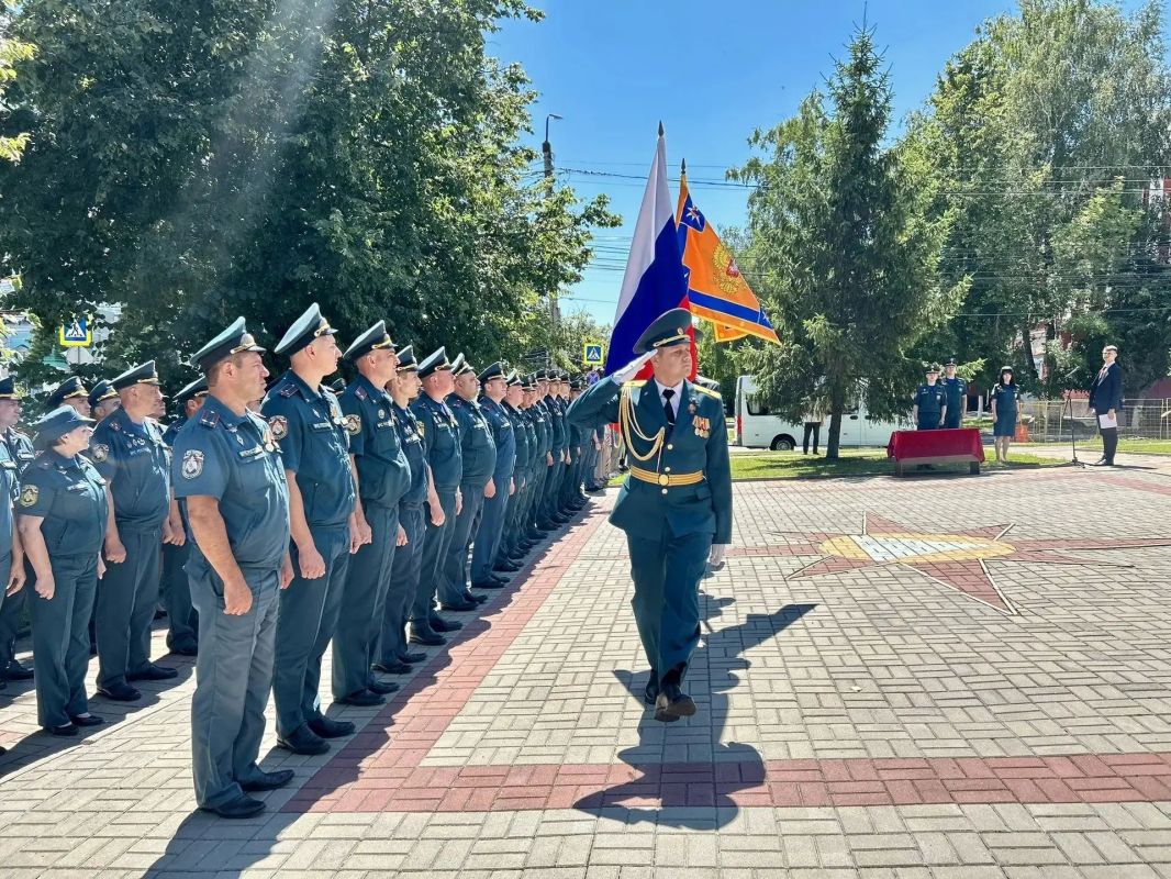 Курские пожарные получили награды и новые машины в честь 99-летия ГПН Курские пожарные получили награды и новые машины в честь 99-летия ГПН