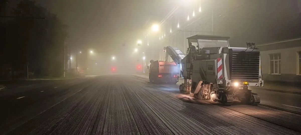 В Курске на Красной площади меняют ливнеприемные решетки и люки В Курске на Красной площади меняют ливнеприемные решетки и люки