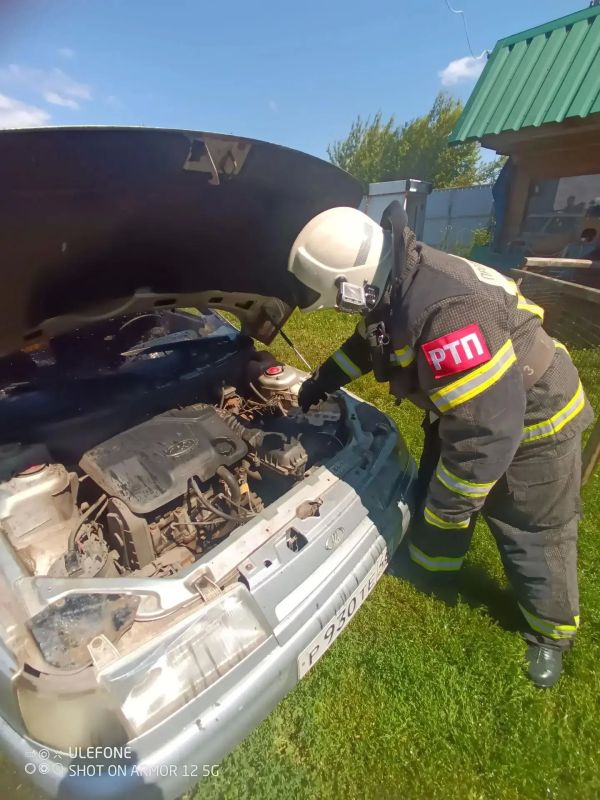 Огнеборцы ПЧ Обоянского района на тушении автомобиля Огнеборцы ПЧ Обоянского района на тушении автомобиля