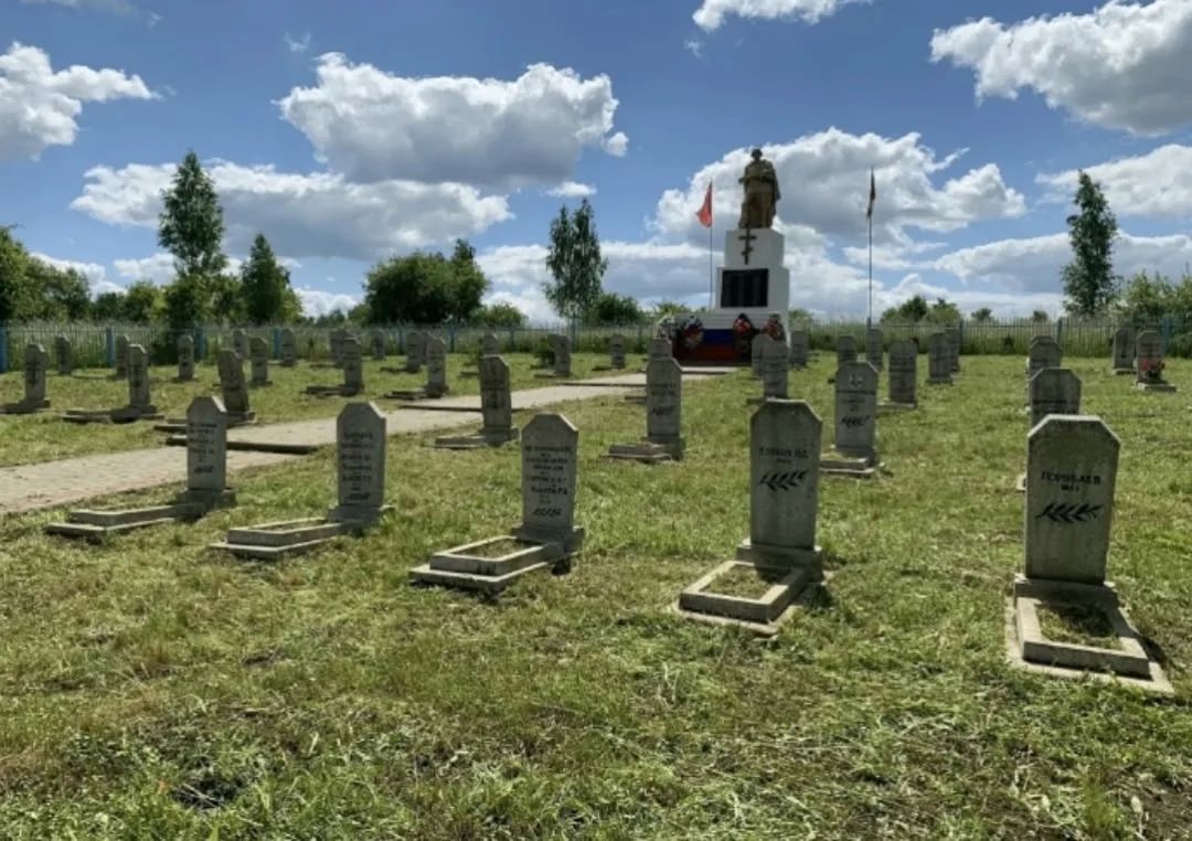 #память_священна. Педагоги и сотрудники Винниковской школы привели в порядок воинское кладбище, где захоронены солдаты и офицеры, погибшие в феврале 1943 года и умершие от ран в военном госпитале в посёлке Малиновый