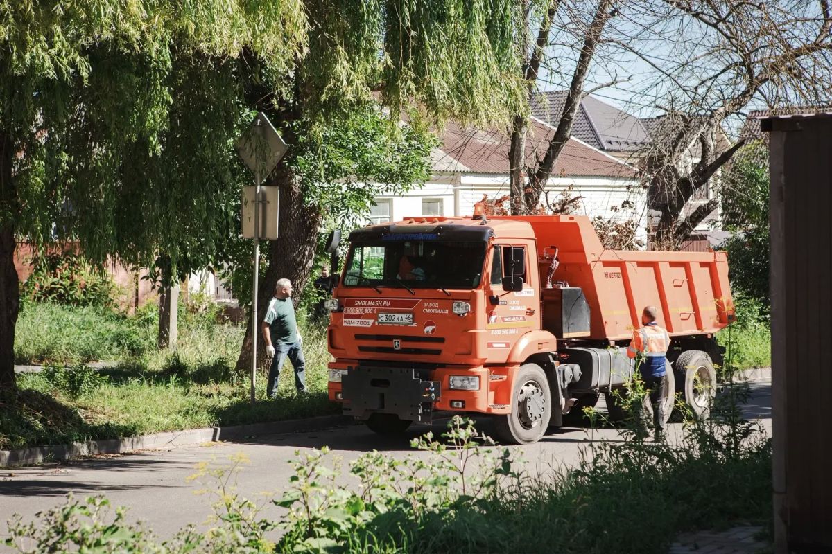 В Курске идет масштабная уборка порубочных остатков В Курске идет масштабная уборка порубочных остатков