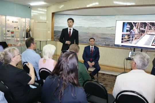 Всю неделю накануне Дня металлурга в краеведческом музее проходили выставки, встречи, экскурсии, на которых рассказываем жителям и гостям Железногорска об истории Михайловского ГОКа, о людях, внесших большой вклад в его... Всю неделю накануне Дня металлурга в краеведческом музее проходили выставки, встречи, экскурсии, на которых рассказываем жителям и гостям Железногорска об истории Михайловского ГОКа, о людях, внесших большой вклад в его...