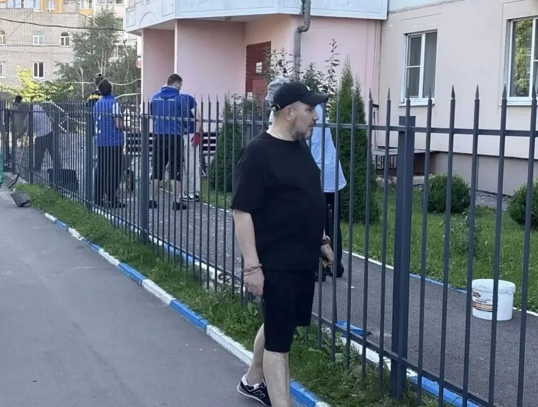 Волонтеры Единой России и молодогвардейцы помогают в ликвидации последствий атаки ВСУ Волонтеры Единой России и молодогвардейцы помогают в ликвидации последствий атаки ВСУ