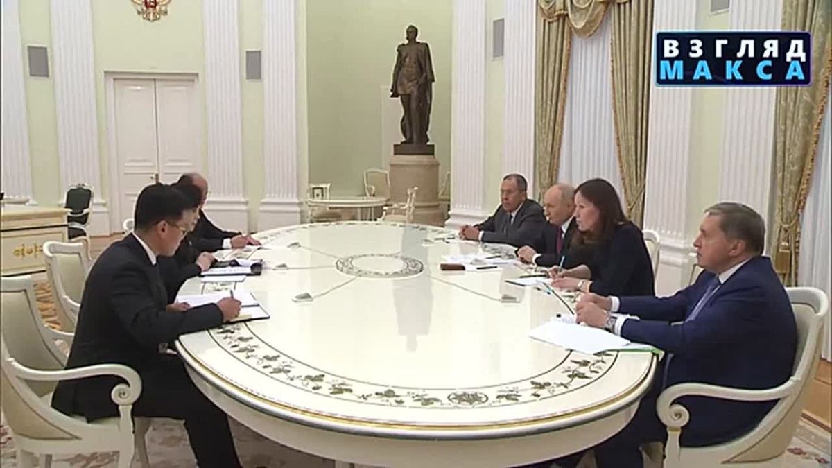Президент России Владимир Путин провёл в Кремле встречу с министром иностранных дел КНДР Цой Сон Хи. С российской стороны в переговорах приняли участие глава МИД Сергей Лавров и помощник президента Юрий Ушаков