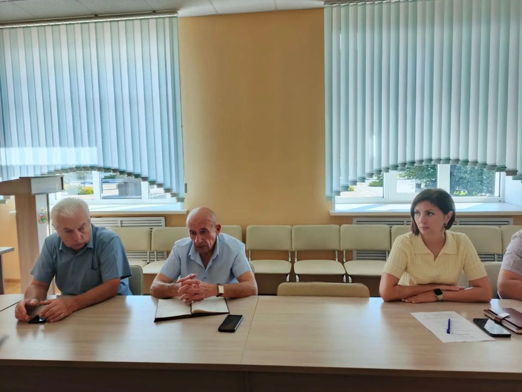 Понедельник начал с планёрки с главами муниципальных образований Фатежского района, на которой обсудили ряд важных вопросов, касающихся жизни нашего района: Понедельник начал с планёрки с главами муниципальных образований Фатежского района, на которой обсудили ряд важных вопросов, касающихся жизни нашего района:
