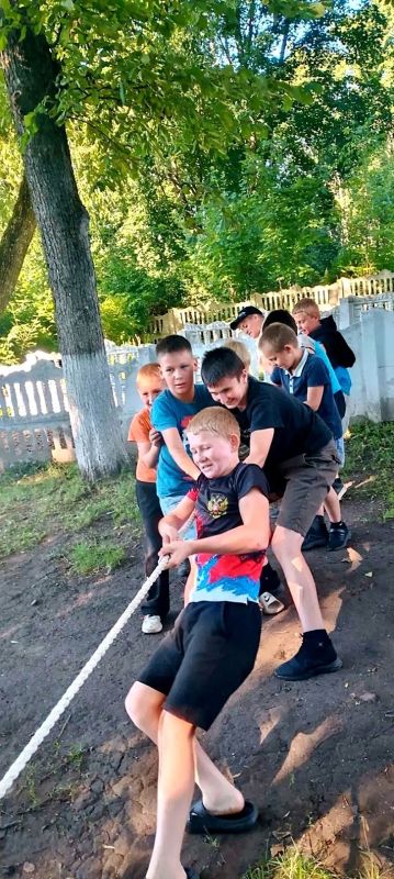 Молодое поколение деревни Ржава очень любит спортивные игры - именно поэтому, сегодня для всех желающих проявить свою ловкость и стремление выиграть было организовано спортивно-игровое состязание - "Дворовые игры нашего... Молодое поколение деревни Ржава очень любит спортивные игры - именно поэтому, сегодня для всех желающих проявить свою ловкость и стремление выиграть было организовано спортивно-игровое состязание - "Дворовые игры нашего...