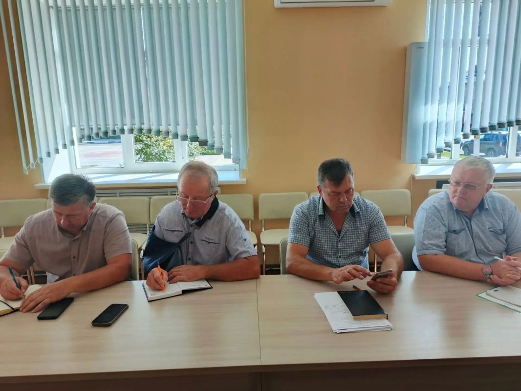 Понедельник начал с планёрки с главами муниципальных образований Фатежского района, на которой обсудили ряд важных вопросов, касающихся жизни нашего района: Понедельник начал с планёрки с главами муниципальных образований Фатежского района, на которой обсудили ряд важных вопросов, касающихся жизни нашего района:
